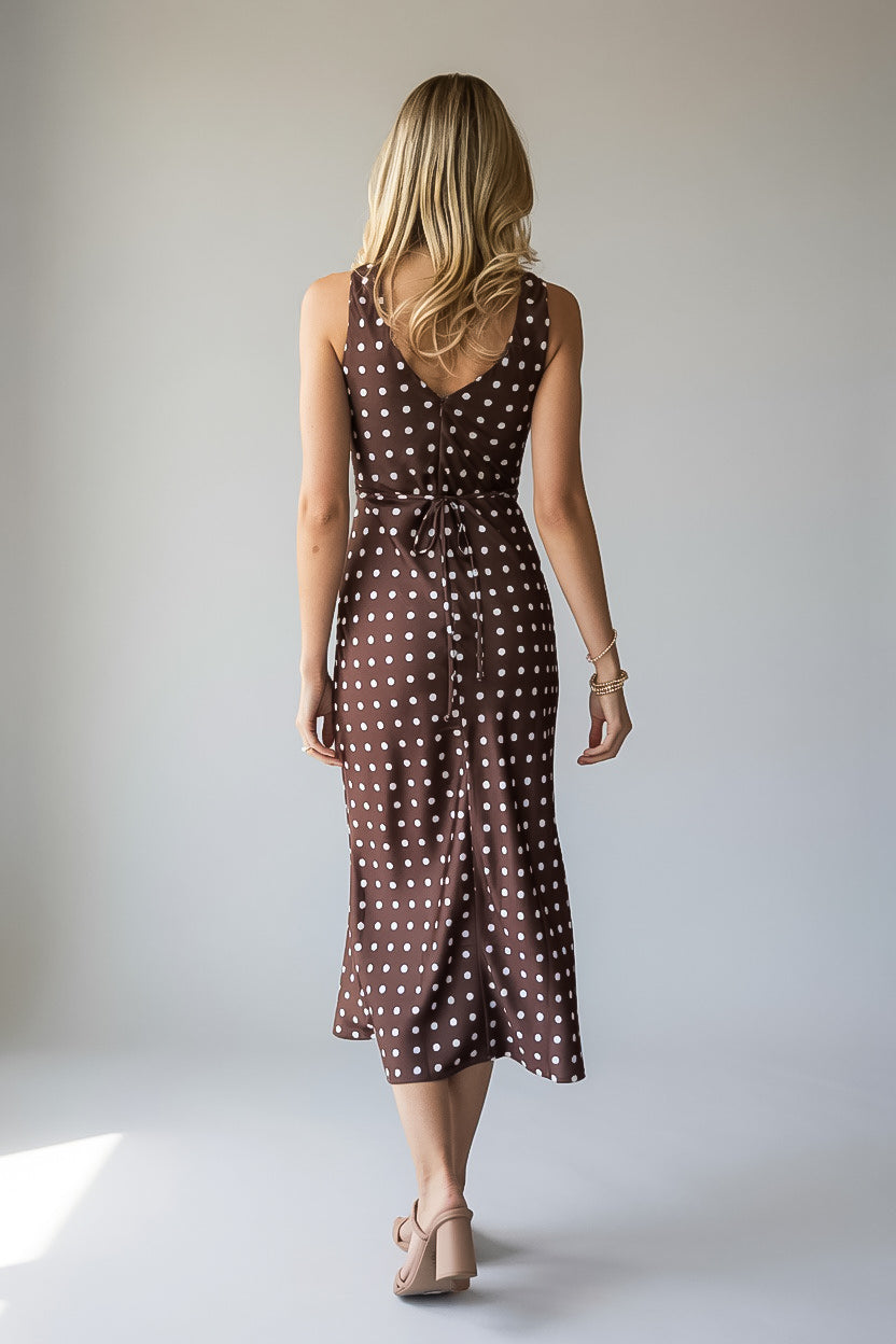 Braunes ärmelloses Satin-Maxikleid mit Tupfenmuster