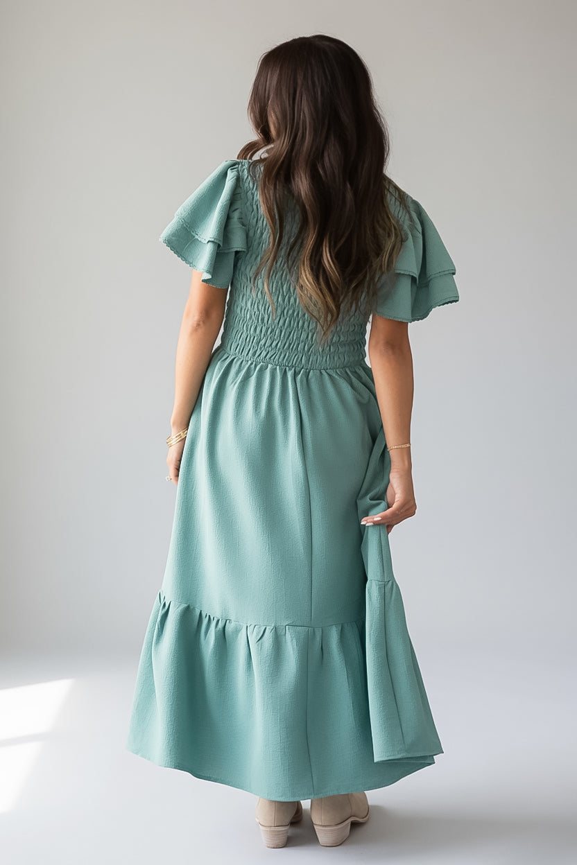 Salbeigrünes gestuftes Midikleid mit gesmoktem Oberteil