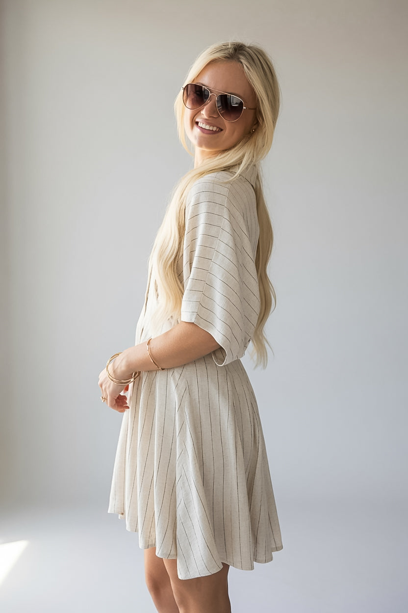 Naturgestreiftes Minikleid mit Kragen und Knopfleiste