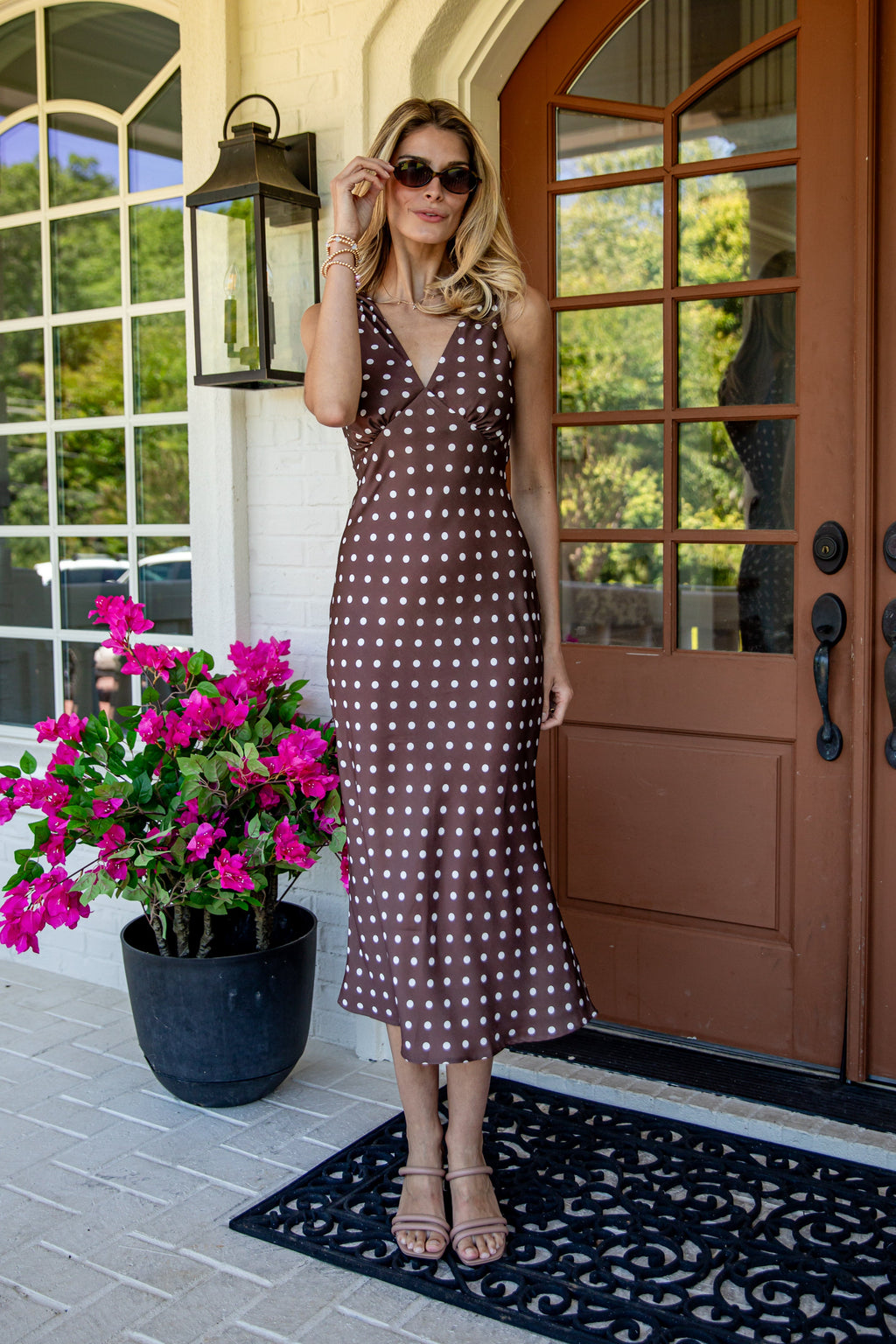 Braunes ärmelloses Satin-Maxikleid mit Tupfenmuster