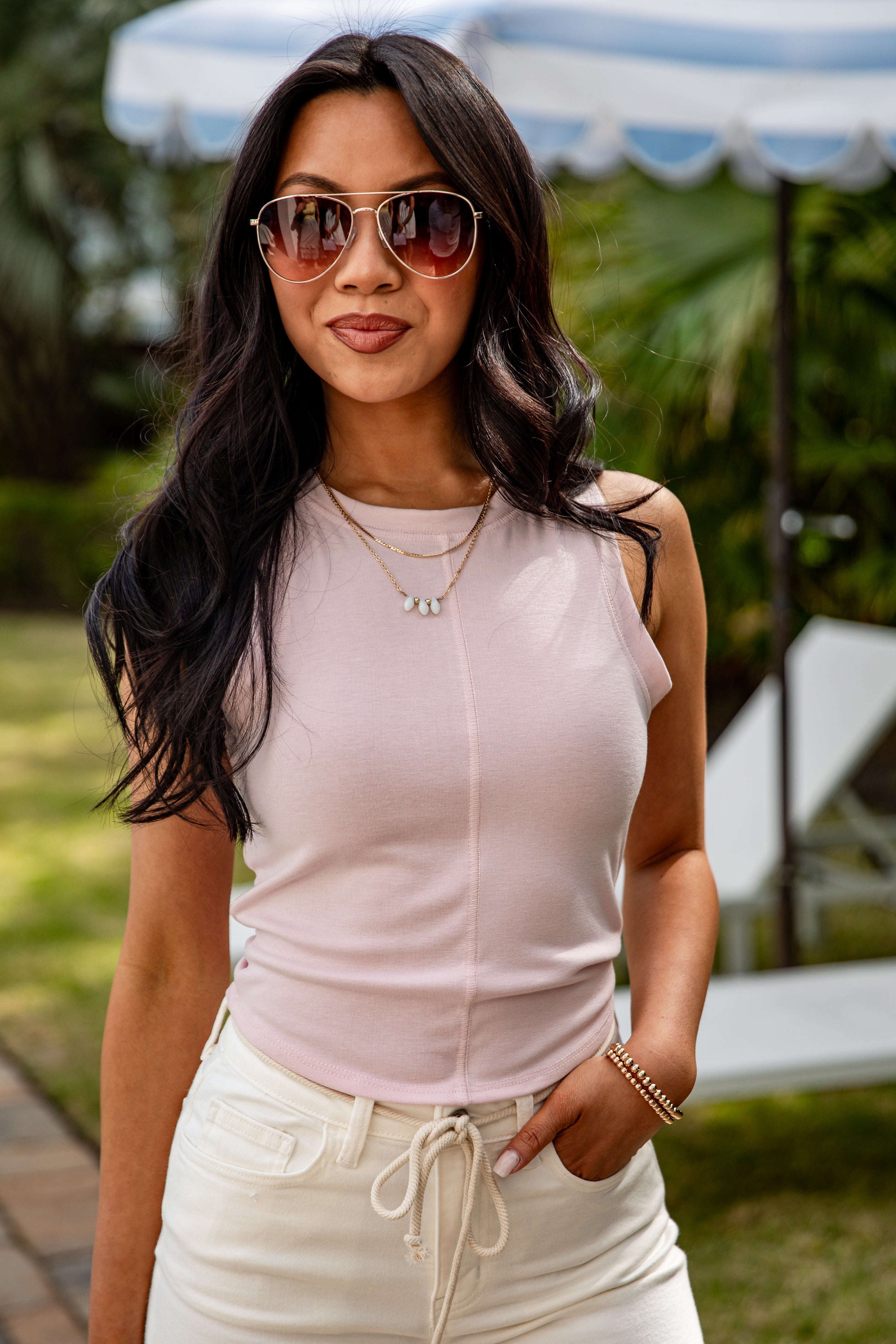 Ärmelloses, tailliertes, figurbetontes Basic-Tanktop