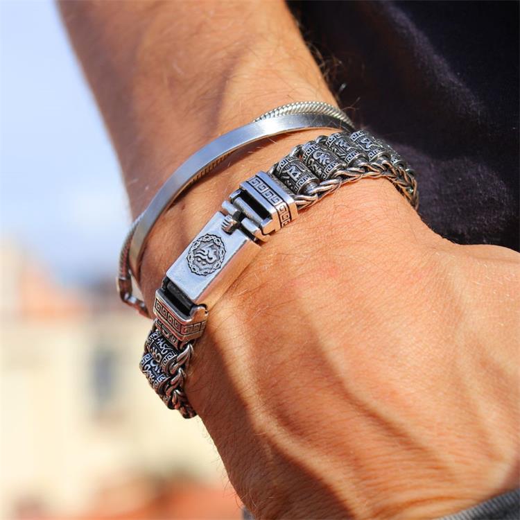 50 % Rabatt zum Valentinstag Glücksbringer-Gebetsrad-Armband 50 % Rabatt zum Valentinstag Glücksbringer-Gebetsrad-Armband