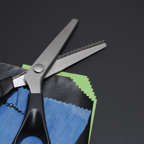 Zickzackschere aus Edelstahl mit ergonomischem Griff, Ausfransschutz und zum Schneiden von Stoff, Papier und Leder.