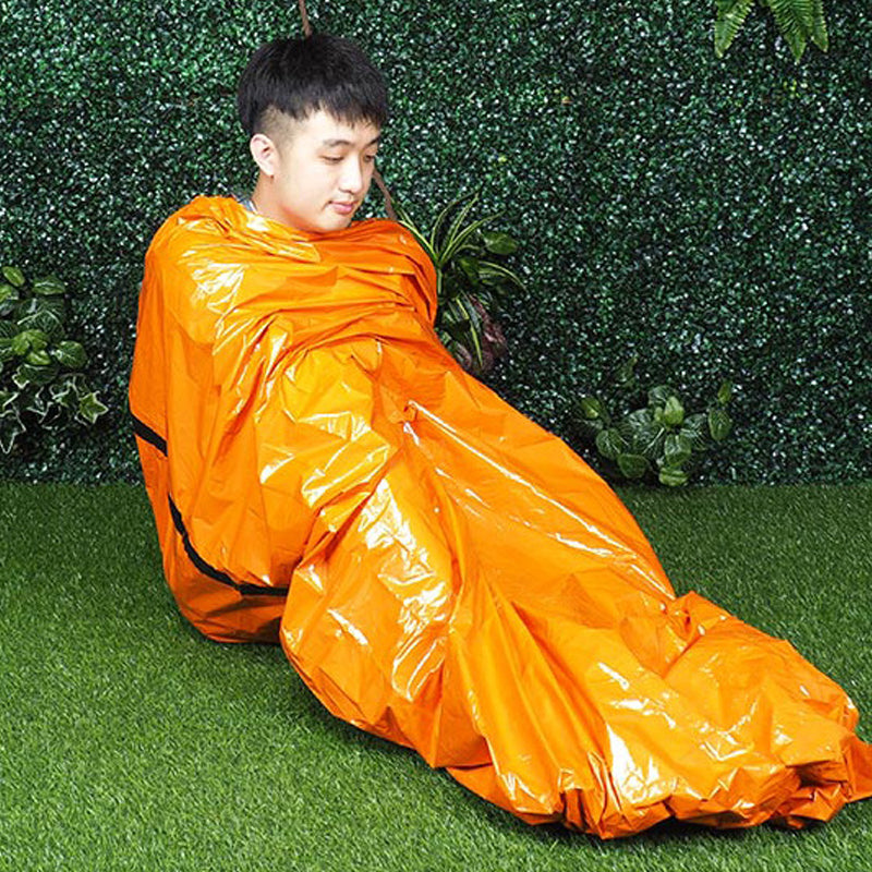 Couvertures de secours, sacs de couchage, tentes pour des randonnes en toute scurit