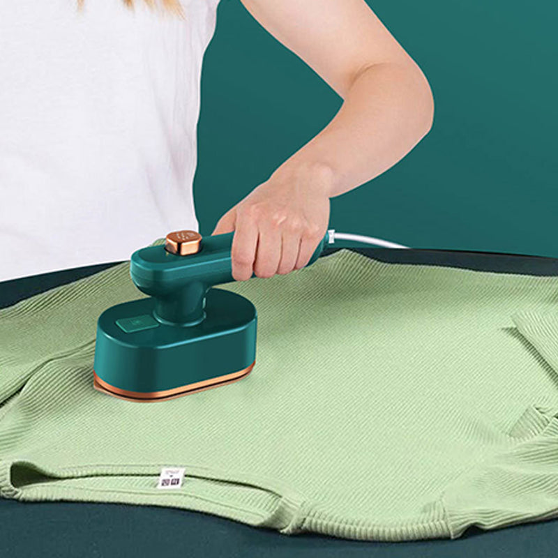 ÜBER DAS MINI-DAMPFBÜGELEISEN Leistungsstarker Dampf, Titan-Sohle & drehbarer Griff für schnelles Bügeln