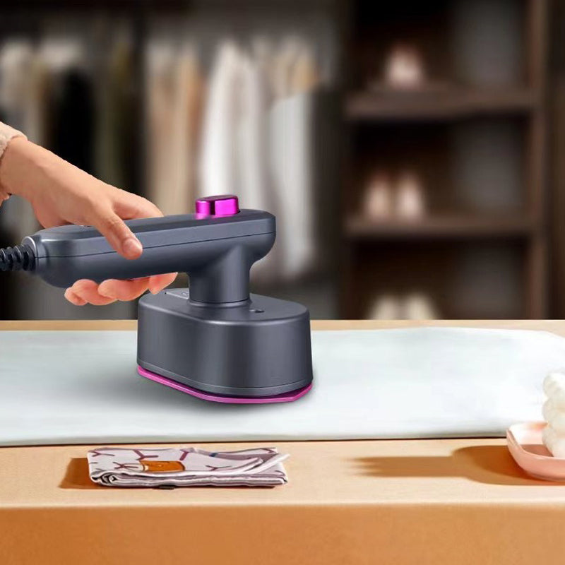 ÜBER DAS MINI-DAMPFBÜGELEISEN Leistungsstarker Dampf, Titan-Sohle & drehbarer Griff für schnelles Bügeln
