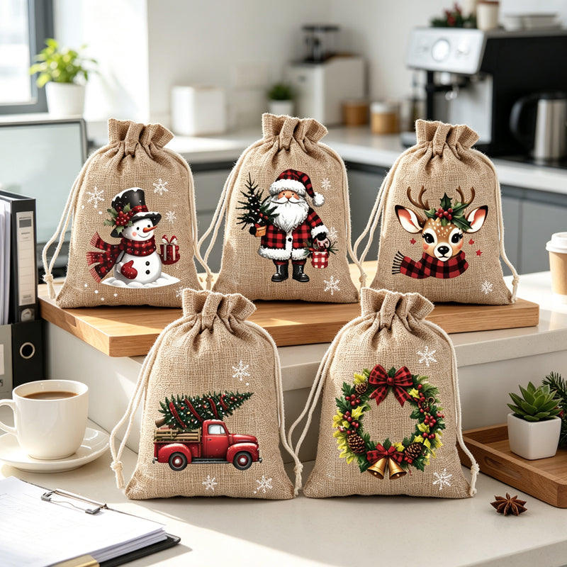 Festliche bedruckte Weihnachtsgeschenktüten mit Kordelzug & strapazierfähigem Stoff für eine schicke und wiederverwendbare Verpackung.